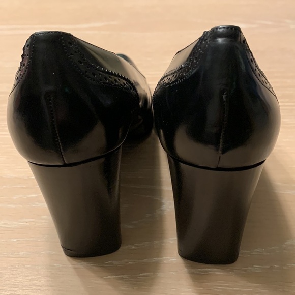 Isaac Mizrahi Black wing tip style leather heels NWOB Size 7.5B fun heels - Picture 4 of 7